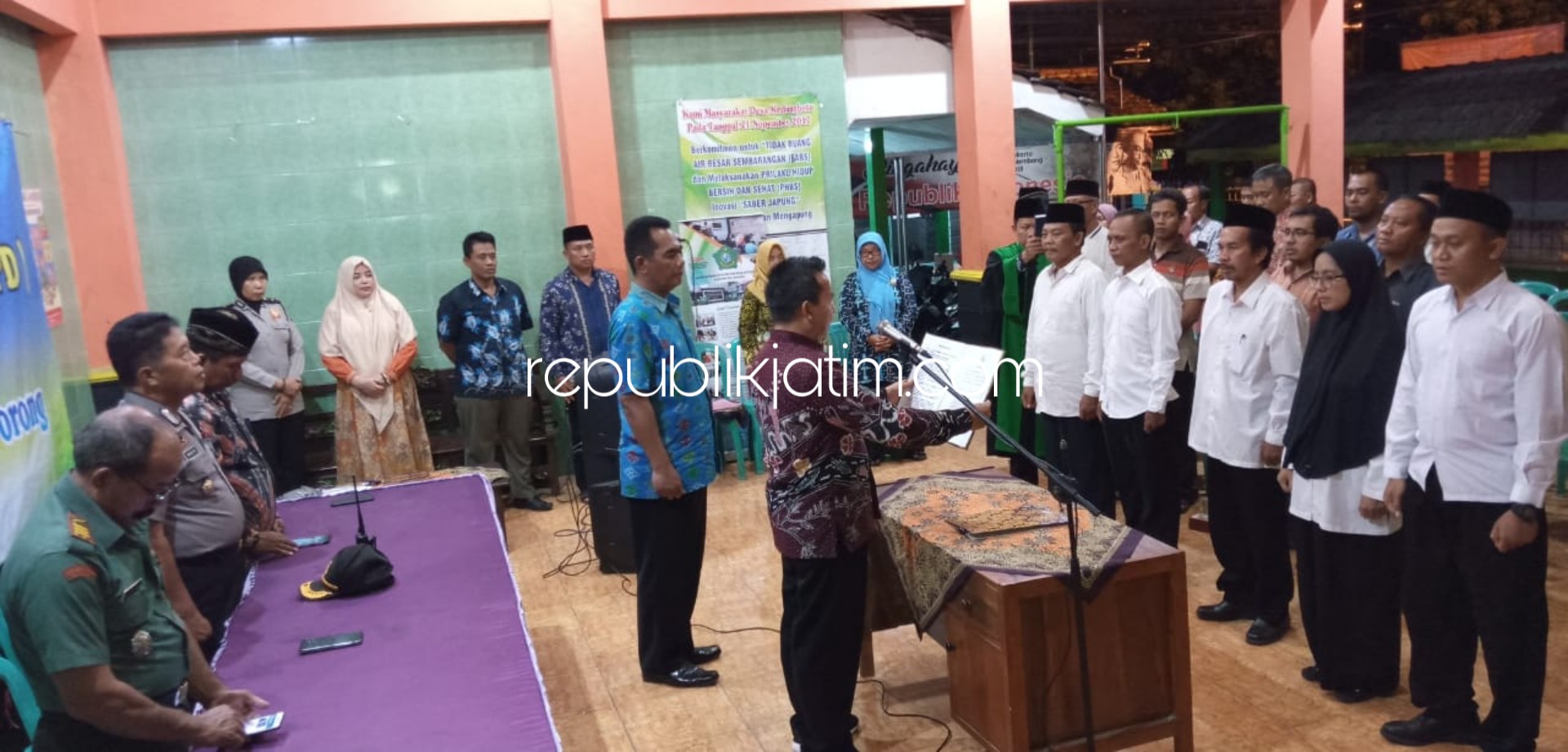 LANTIK - Camat Porong Murtadho melantik dan mengambil sumpah jabatan lima anggota BPD Desa Kedungboto, Kecamatan Porong, Sidoarjo, Selasa (03/12/2019) malam.
