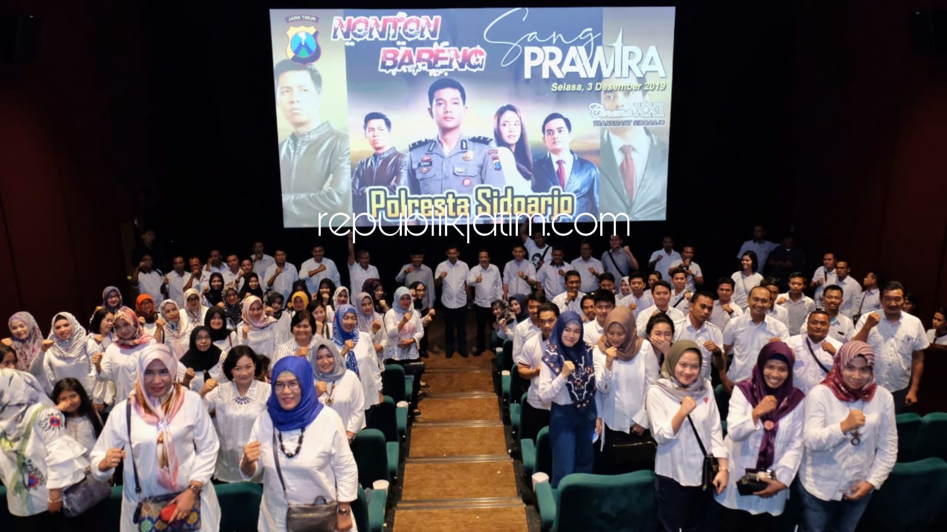NOBAR - Kapolresta Sidoarjo, Kombes Pol Zain Dwi Nugroho Nonton Bareng (Nobar) bersama Forkopimda, tokoh masyarakat dan pelajar Sidoarjo Film Sang Prawira, Selasa (03/12/2019) malam.