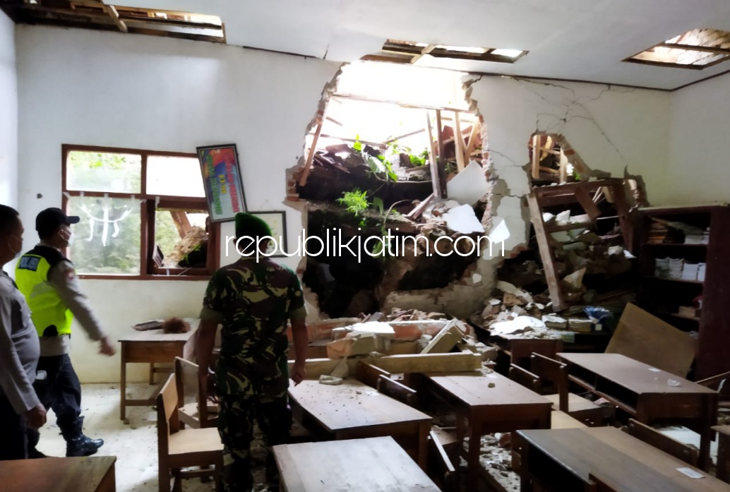 JEBOL - Salah satu ruang kelas SDN 3 Temon, Kecamatan Ngrayun, Ponorogo yang jebol dan porak poranda karena tertimpa longsor tebing setinggi 6 meter, Sabtu (04/12/2021).