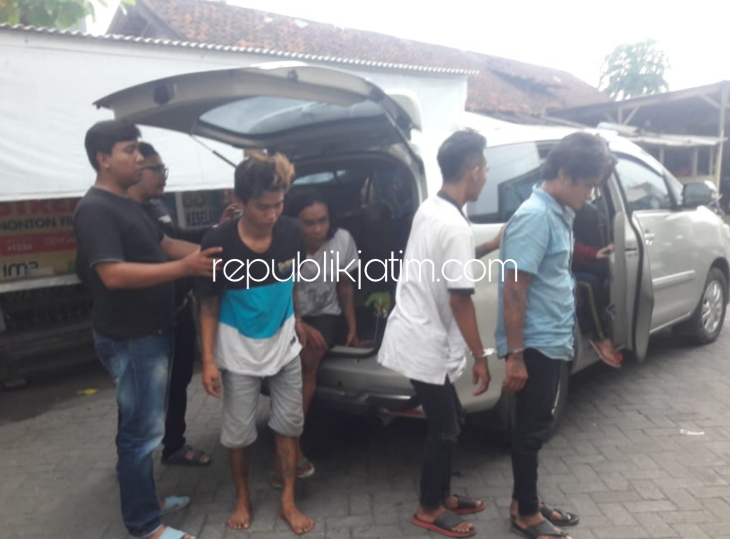 DIRINGKUS - Sebanyak 4 pemuda yang pesta sabu di Desa Ganting, Kecamatan Gedangan, Sidoarjo diringkus dan digelandang polisi, Selasa (04/12/2018).