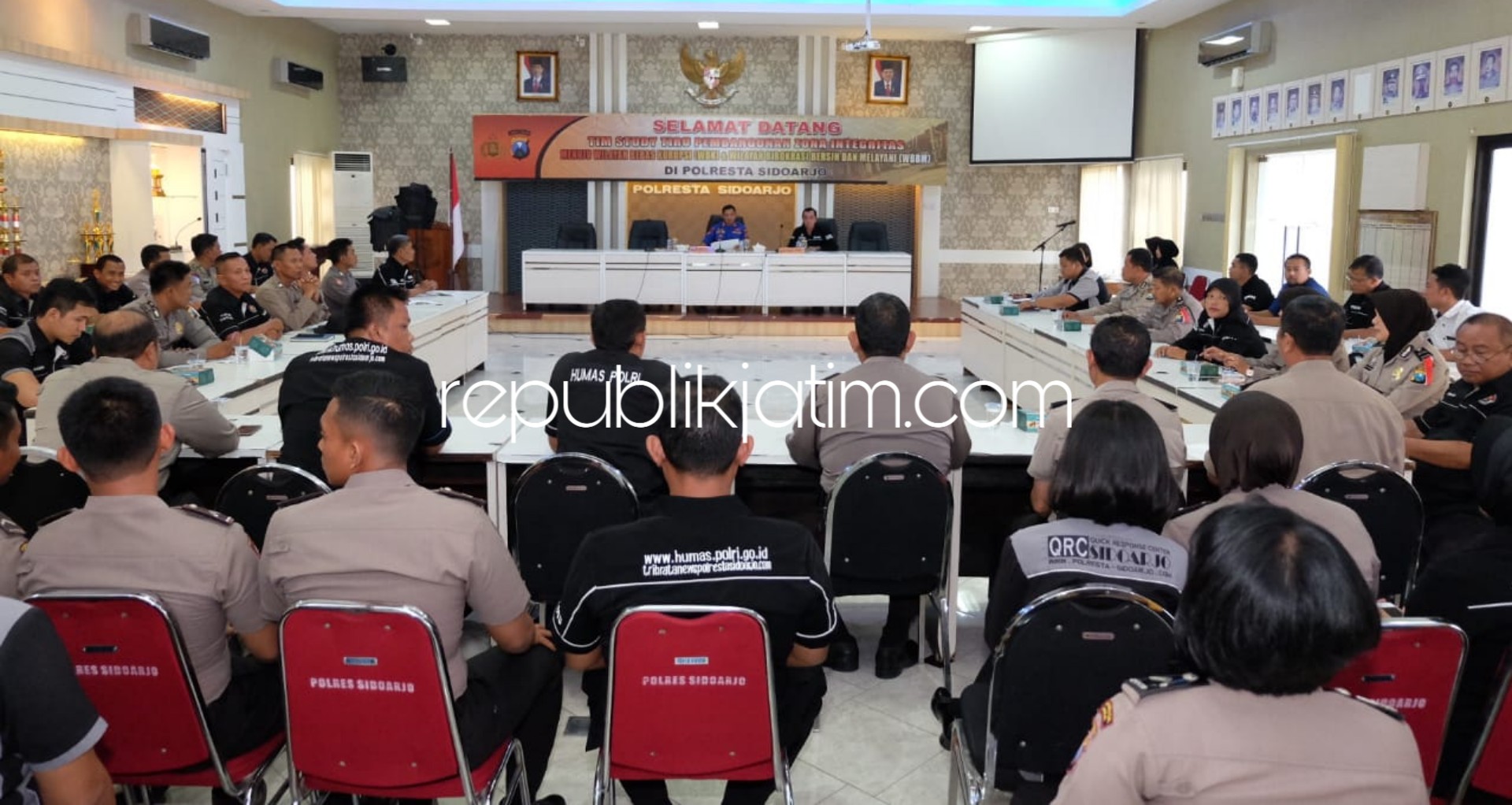MEMPERTAJAM - Kapolresta Sidoarjo, AKBP Zain Dwi Nugroho memberikan arahan tim Cyber Troops Polresta Sidoarjo untuk mempertajam fungsi kehumasan, khususnya di dunia media sosial, Selasa (04/12/2018).