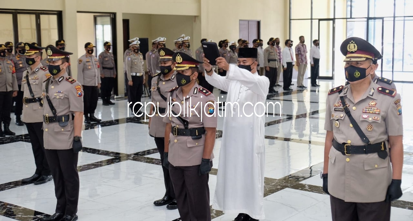 SERTIJAB - Kapolresta Sidoarjo Kombes Pol Sumardji memimpin upacara sertijab Kasat Lantas, Kasat Reskrim dan Kapolsek Porong di Gedung Serbaguna Polresta Sidoarjo, Jumat (04/12/2020).