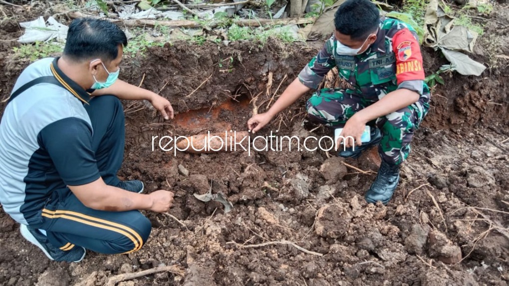 MORTIR - Sebuah mortir tua diduga jaman perang ditemukan sopir alat berat saat meratakan lahan di Desa Ngrukem, Kecamatan Mlarak, Ponorogo, Jumat (03/11/2021).