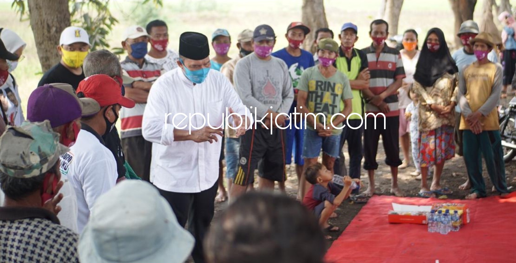 SAPA - Cabup Sidoarjo 2020, Bambang Haryo Soekartono (BHS) menyapa dan berdialog dengan para petani asal Desa Kepadangan, Kecamatan Tulangan, Sidoarjo, Jumat (05/12/2020). 