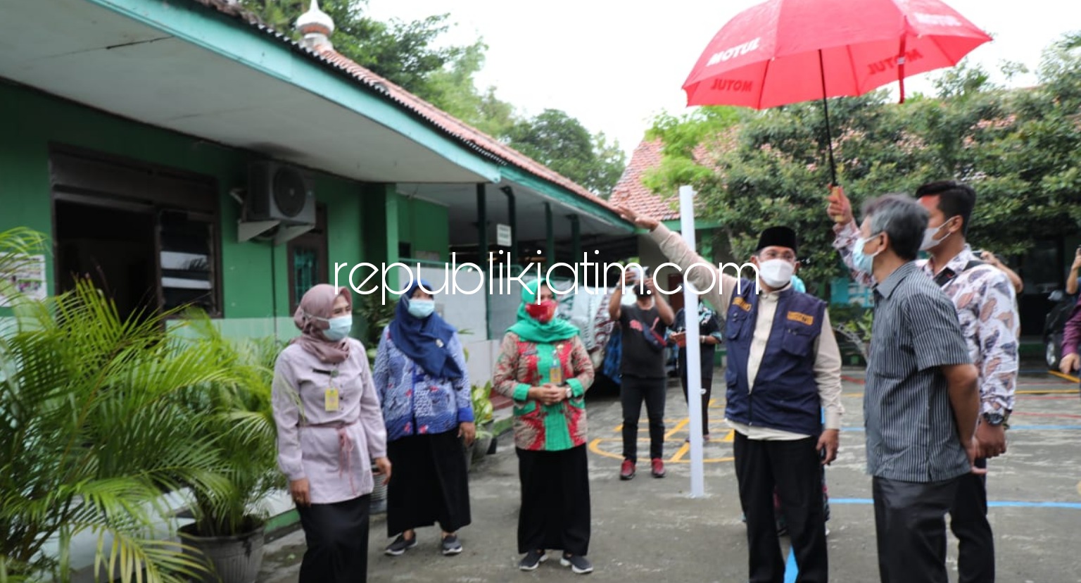 SIDAK - Pj Bupati Sidoarjo, Hudiyono menggelar sidak ke SDN Medaeng 2, Kecamatan Waru, Sidoarjo yang kondisi atap bangunannya cukup memprihatinkan, Sabtu (05/12/2020).
