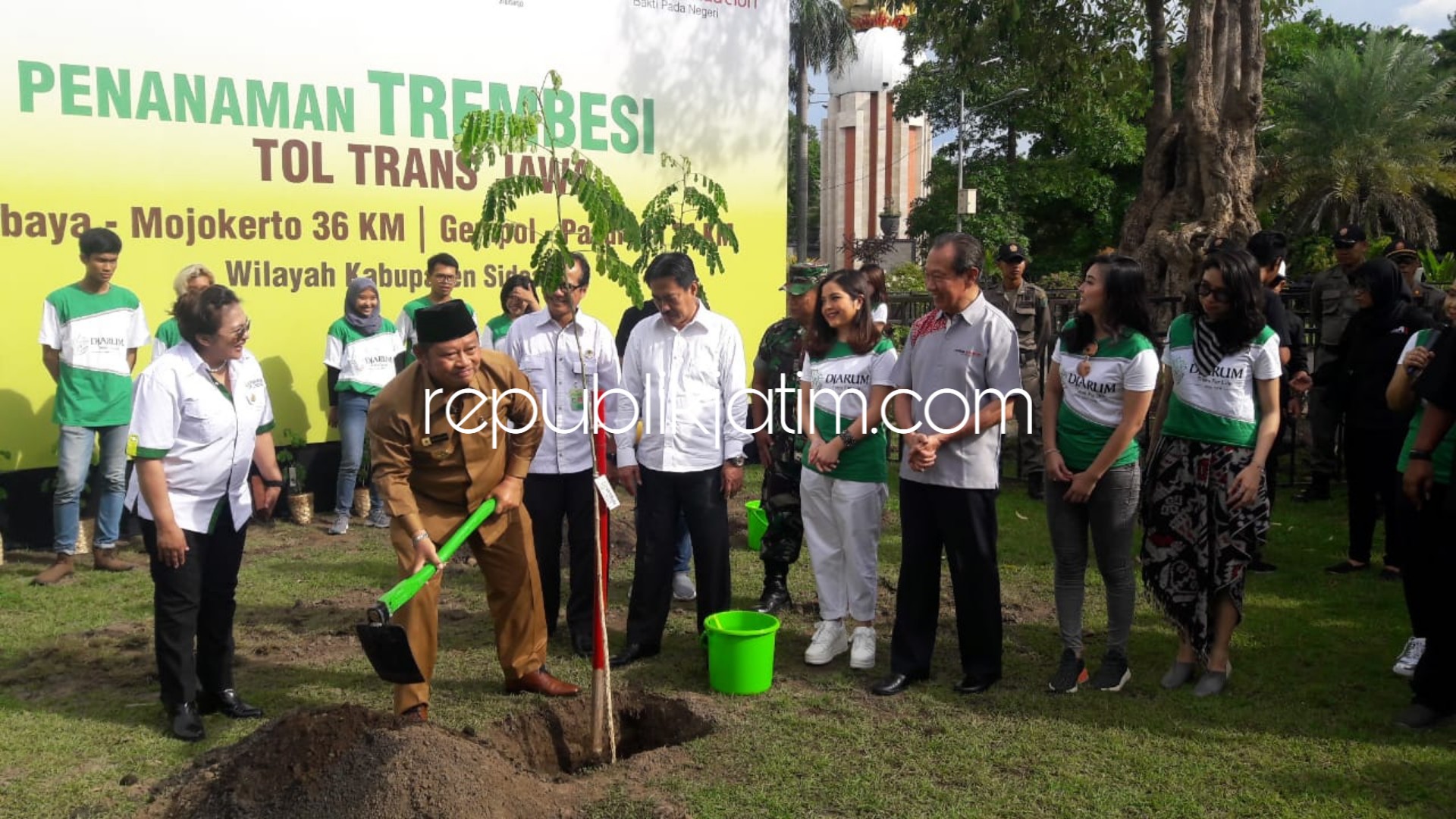TANAM POHON - Bupati Sidoarjo, Saiful Ilah memimpin penanaman 8.400 pohon trembesi secara simbolis di Alun-Alun Sidoarjo bersama para artis dan pimpinan Djarum Foundation, Rabu (05/12/2018).