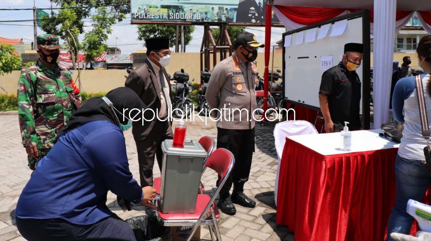 SIMULASI - Pj Bupati Sidoarjo, Hudiyono dan Kapolresta Sidoarjo, Kombespol Sumardji mengecek proses simulasi pemungutan suara dalam Pilkada Sidoarjo 9 Desember 2020 yang digelar di halaman Polresta Sidoarjo, Sabtu (05/12/2020). 