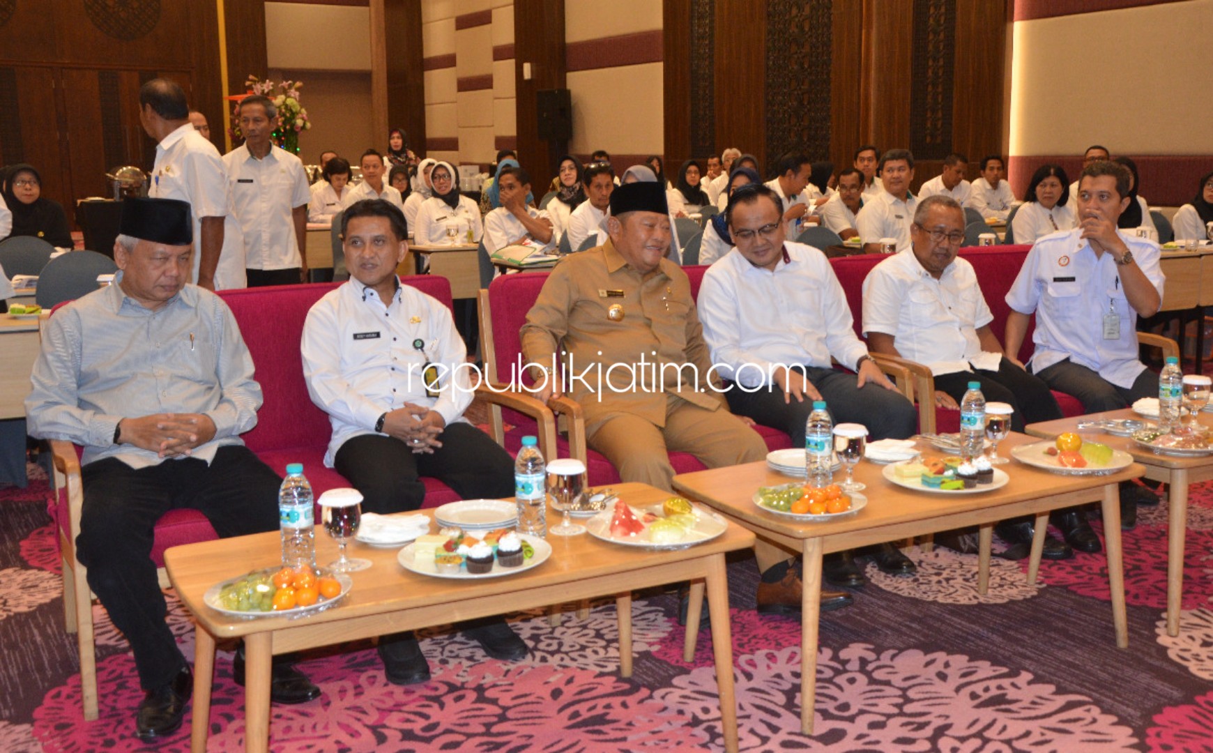 SOSIALISASI - Bupati Sidoarjo, Saiful Ilah membuka Sosialisasi Peraturan Presiden Nomor 96 Tahun 2018 tentang Persyaratan dan Tata Cara Pendaftaran Penduduk dan Pencatatan Sipil di lingkungan Pemkab Sidoarjo, di Fave Hotel Sidoarjo, Rabu (04/12/2019).
