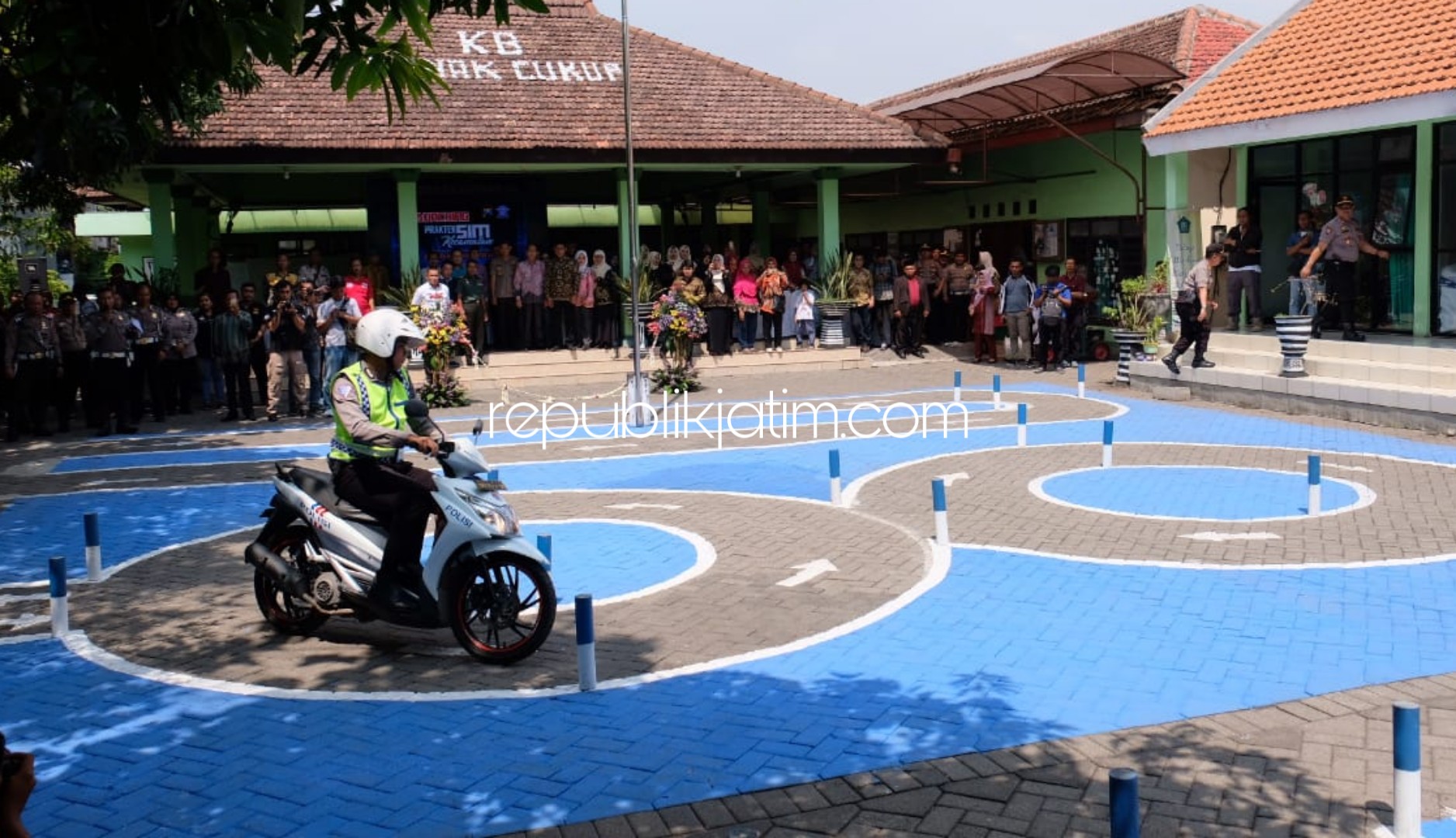 PRAKTEK SIM - Kapolresta Sidoarjo, Kombes Pol Zain Dwi Nugroho membuka lokasi praktek SIM di halaman Kantor Desa Larangan, Kecamatan Candi, Sidoarjo, Jumat (06/12/2019).