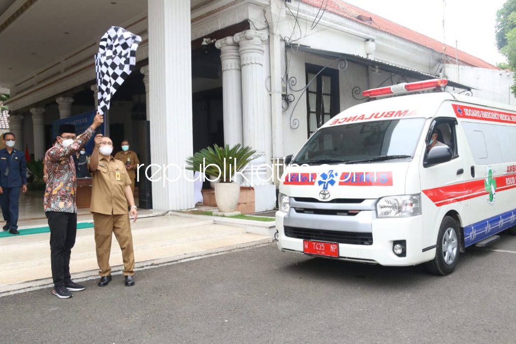 BERANGKATKAN - Bupati Sidoarjo Ahmad Muhdlor Ali (Gus Muhdlor) memberangkatkan bantuan tenaga medis, obat-obatan dan bahan makanan serta kebutuhan dasar lain bagi warga terdampak erupsi Gunung Semeru dari Pendopo Delta Wibawa, Senin (06/12/2021).