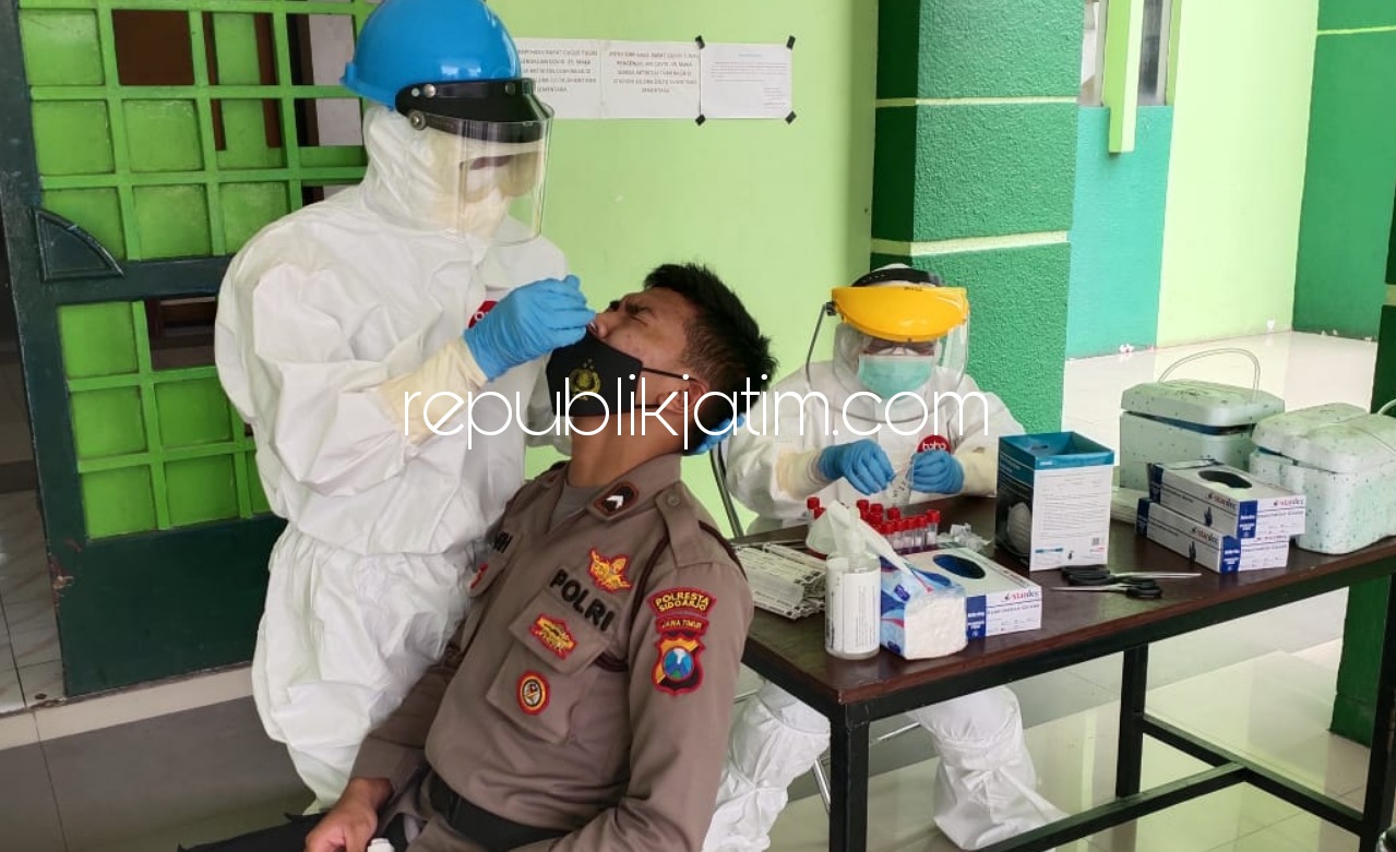TES SWAB - Sebanyak 715 personil Polresta Sidoarjo yang berjaga di TPS mengikuti test swab (tes usap) di GOR Sidoarjo, Sabtu (05/12/2020).