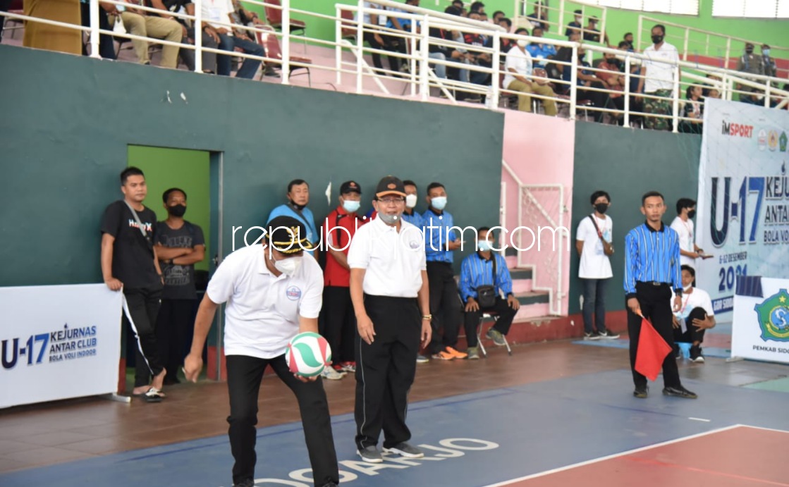 PEMBUKAAN - Kejurnas antar club bola voli indoor U-17 dibuka langsung Ketua PBVSI Pusat Imam Soedjarwo di gedung serbaguna GOR Sidoarjo yang dihadiri Wabup Sidoarjo, Subandi, Senin (06/12/2021).