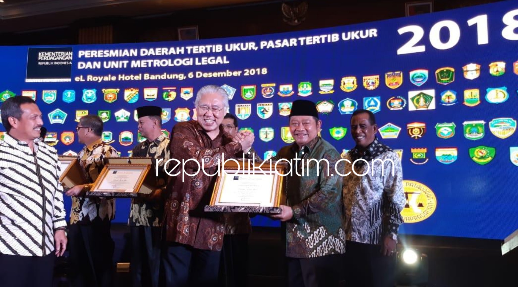 PENGHARGAAN - Bupati Sidoarjo, Saiful Ilah mendapat penghargaan Daerah Tertib Ukur dari Menteri Perdagangan, Enggartiasto Lukita di Aula Hotel El Royale Kota Bandung, Jawa Barat, Kamis (06/12/18).