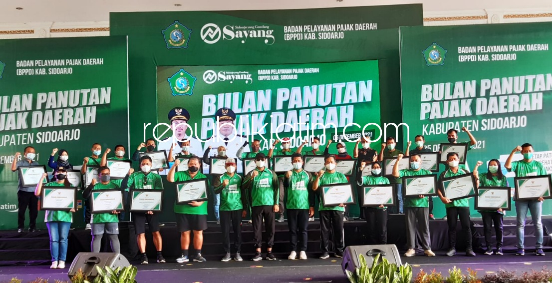 PENGHARGAAN - Bupati Sidoarjo, Ahmad Muhdlor Ali (Gus Muhdlor memberikan penghargaan kepada 30 wajib pajak (WP) yang diserahkan dalam acara Bulan Panutan Pajak Daerah Tahun 2021, di Pendopo Delta Wibawa seusai gowes bareng, Minggu (05/12/2021).