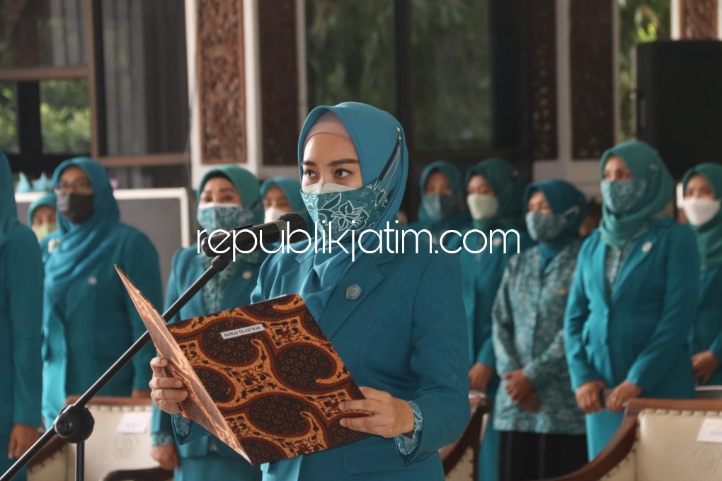 LANTIK - Sebanyak 11 Ketua Tim Penggerak PKK Kecamatan dilantik secara bersamaan oleh Ketua TP PKK Kabupaten Sidoarjo, Ny Sa'adah Ahmad Muhdlor (Ning Sasha) di Pendopo Delta Wibawa, Senin (06/12/2021).
