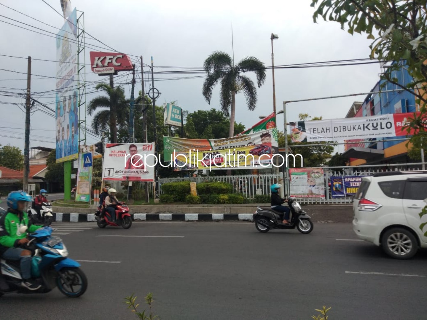 DITERTIBKAN - Bawaslu Sidoarjo berencana menertibkan Alat Peraga Kampanye (APK) berupa baleho dan spanduk di jalur protokol, fasilitas umum (Fasum), dan fasilitas pemerintah dengan deadline 12 Desember 2018, Kamis (06/12/2018).