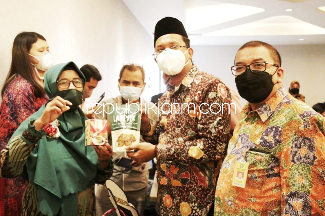 PAMERAN - Bupati Sidoarjo, Ahmad Muhdlor Ali (Gus Muhdlor) saat membuka acara pameran produk UMKM Sidoarjo meminta UMKM bisa memanfaatkan kredit bunga ringan yang ada di BPR Delta Artha Sidoarjo. 