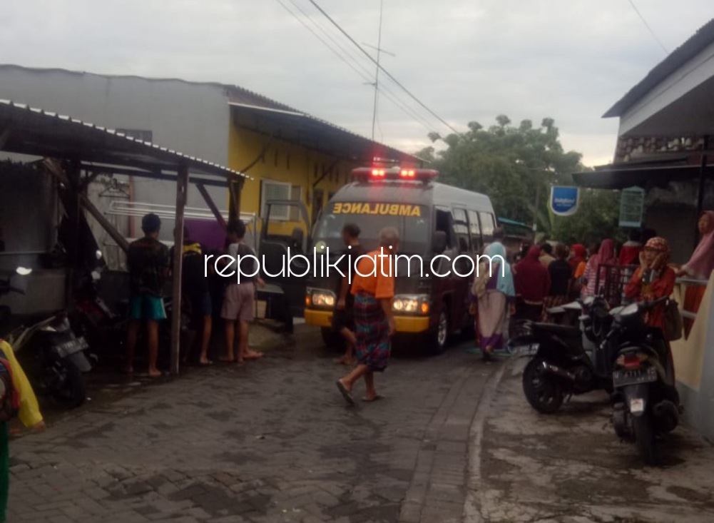 EVAKUASI - Tampak petugas dan mobil ambulan mengevakuasi korban luka bakar, Hanum Khusmanulia (35) warga Desa Gelang, Kecamatan Tulangan yang diduga bakar diri di rumah kontrakannya di Lingkungan/Kelurahan/Kecamatan Porong, Sidoarjo, Selasa (07/12/2021)