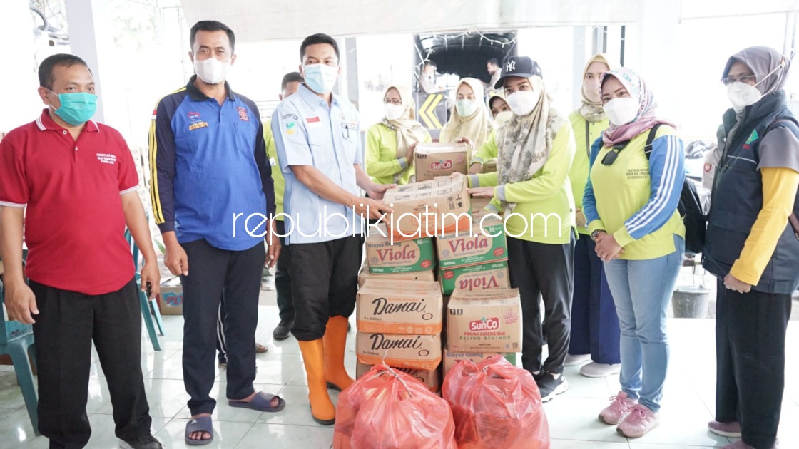 BANTUAN - Ketua TP PKK Kabupaten Sidoarjo, Ny Sa'adah Ahmad Muhdlor (Ning Sasha) atas nama Pemkab Sidoarjo mengirim bantuan untuk korban erupsi Gunung Semeru di Lumajang, Jawa Timur, Selasa, (07/12/2021).