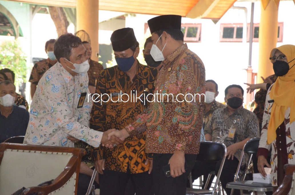 PENYULUH - Wabup Sidoarjo, Subandi membuka acara Program Penyuluhan Pertanian Tahun 2023 yang digelar Dinas Pangan dan Pertanian Pemkab Sidoarjo di Pendopo Delta wibawa, Selasa (07/12/2021).