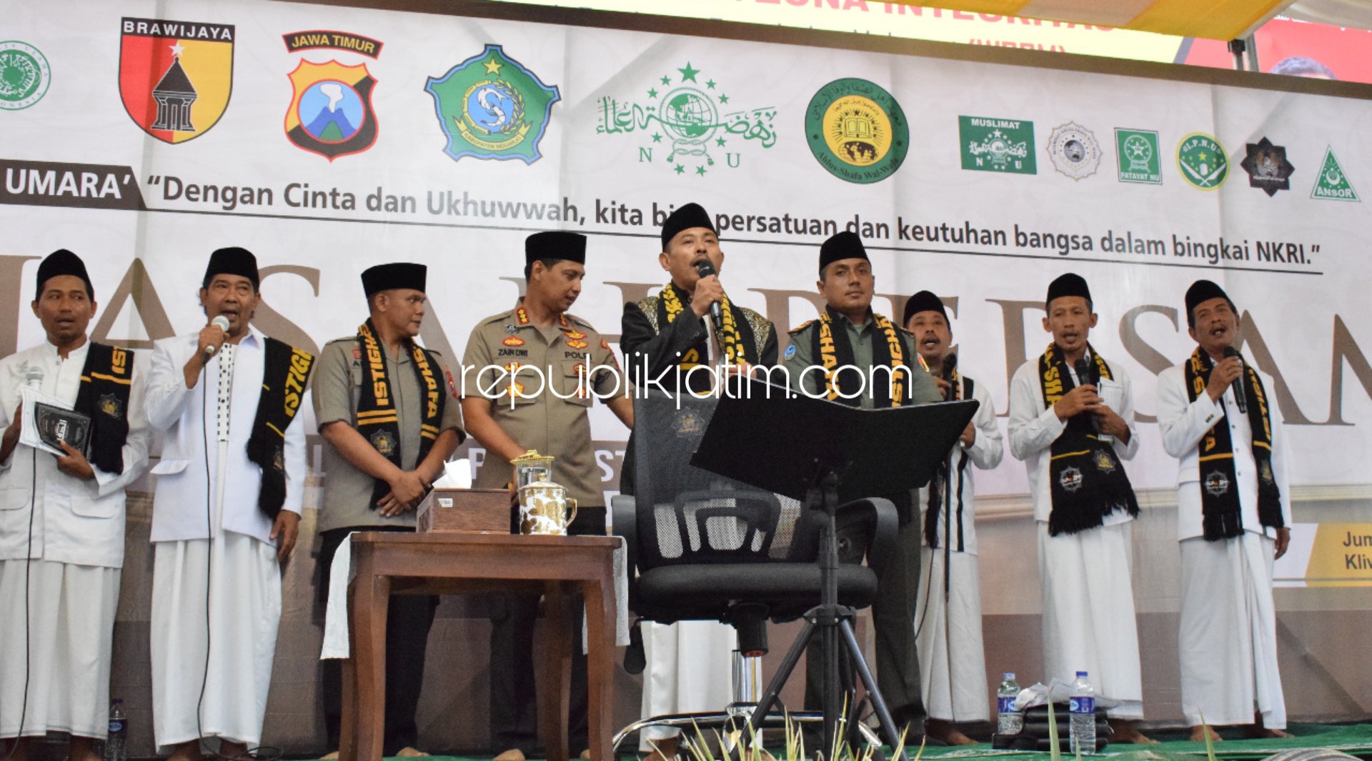 ISTIGHOTSAH - pengasuh Pesantren Ahlus Shofa Wal Wafa, Wonoayu, Sidoarjo, KH Nizam As Shofa memimpin istighotsah bersama Kapolresta Sidoarjo, Kombes Pol Zain Dwi Nugroho di Polresta Sidoarjo, Jumat (06/12/2019) petang.