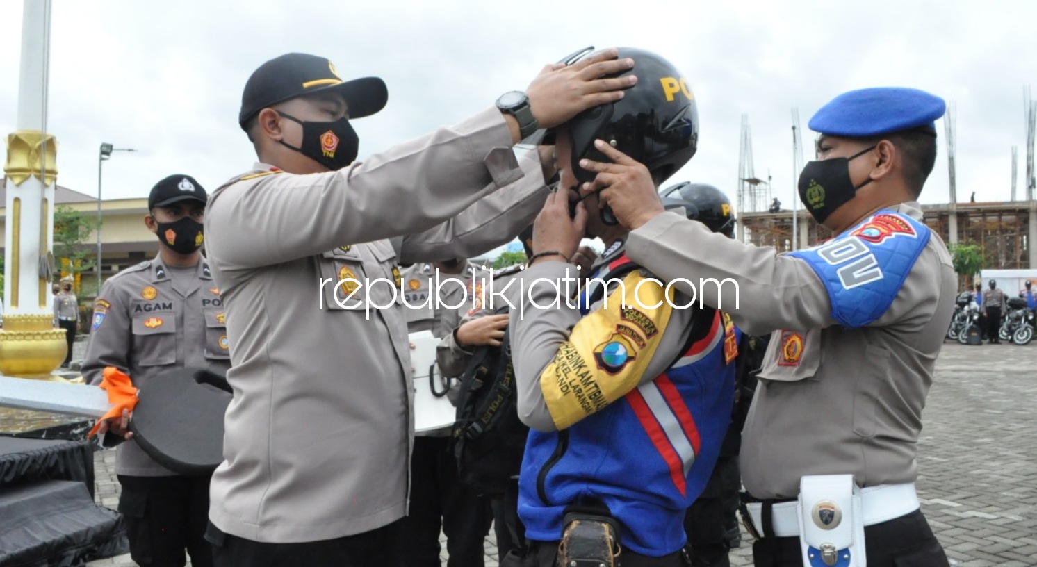 BERANGKATKAN - Wakapolresta Sidoarjo, AKBP Deny Agung Andriana, usai memimpin apel penyaluran bantuan 10 ton sembako di Polresta Sidoarjo, Senin (07/12/2020).