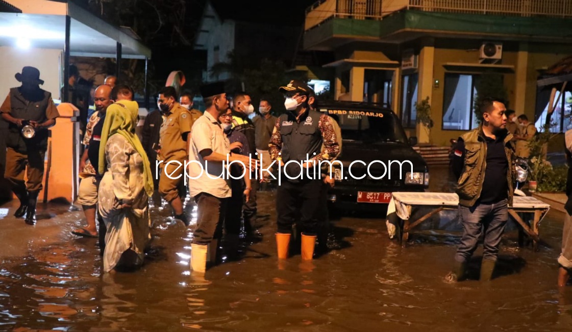 PANTAU - Bupati Sidoarjo, Ahmad Muhdlor Ali (Gus Muhdlor) mengecek dan berkeliling ke tiga desa langganan banjir di Kecamatan Tanggulangi Sidoarjo, Senin (6/12/2021) malam.