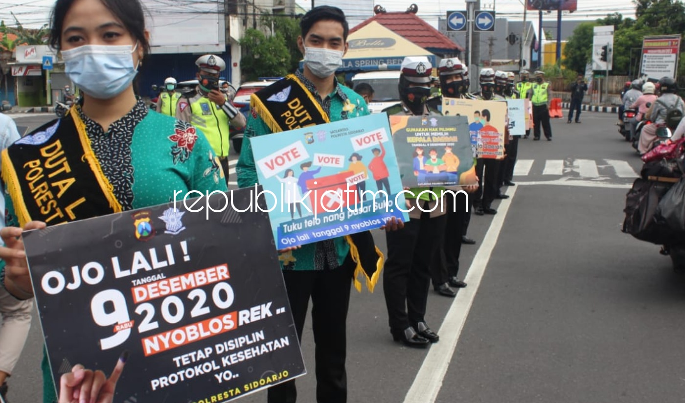 SERUAN - Berbagai ajakan memilih Calon Bupati dan Wakil Bupati dalam Pilkada Sidoarjo 9 Desember 2020 disampaikan Polwan Satlantas Polresta Sidoarjo ke para pengendara yang melintas di Alun-Alun dan Babalayar Sidoarjo, Senin (07/12/2020).