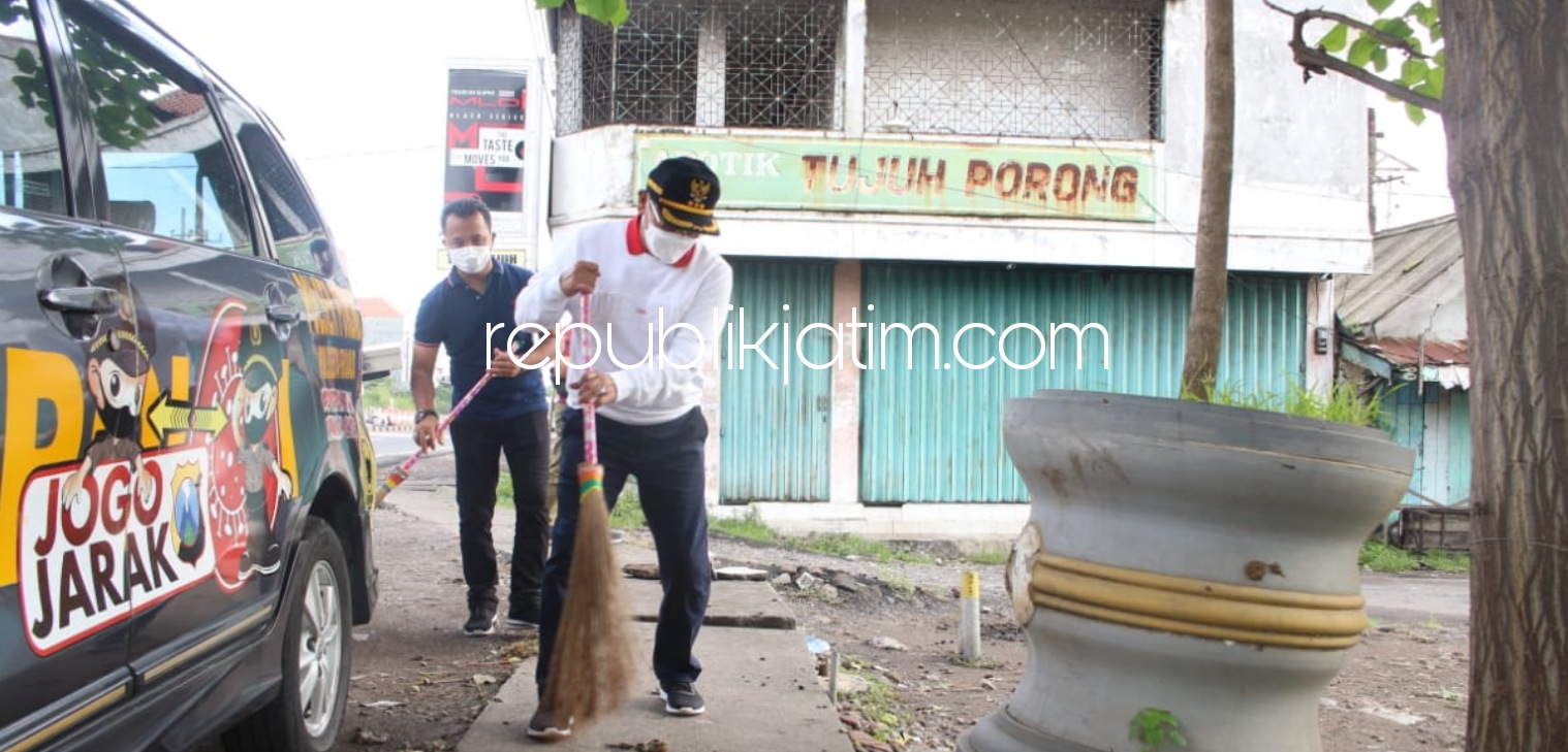 BERSIHKAN - Pj Bupati Sidoarjo, Hudiyono bersihkan Taman Apkasi Porong sekaligus memberikan pengarahan kepada para petugas kebersihan, Minggu (06/12/2020).