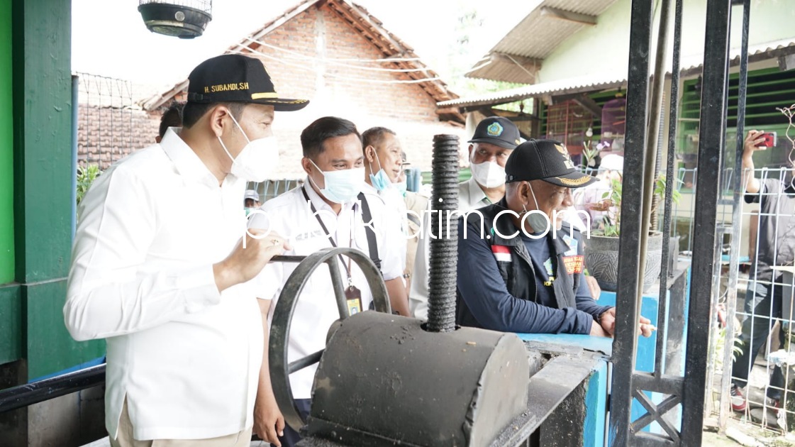 SIDAK - Wabup Sidoarjo, Subandi meninjau rumah pompa di aliran sungai di Kecamatan Waru bersama Sekretaris Komisi A DPRD Sidoarjo Warih Andono, Camat Waru Rudi, Kabid Pengairan Dinas PUMB dan SDA serta Kepala Desa terkait, Rabu (08/12/2021).
