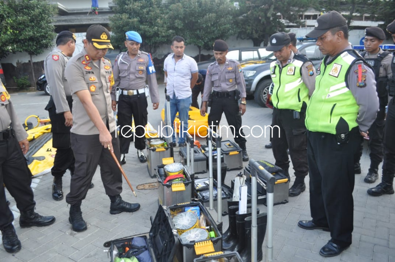 MENGECEK - Kapolresta Sidoarjo, AKBP Zain Dwi Nugroho mengecek kesiapan personil dan perlengkapan siaga bencana yang dimiliki Polresta Sidoarjo dan Polsek jajaran, Jum'at (07/12/2018).