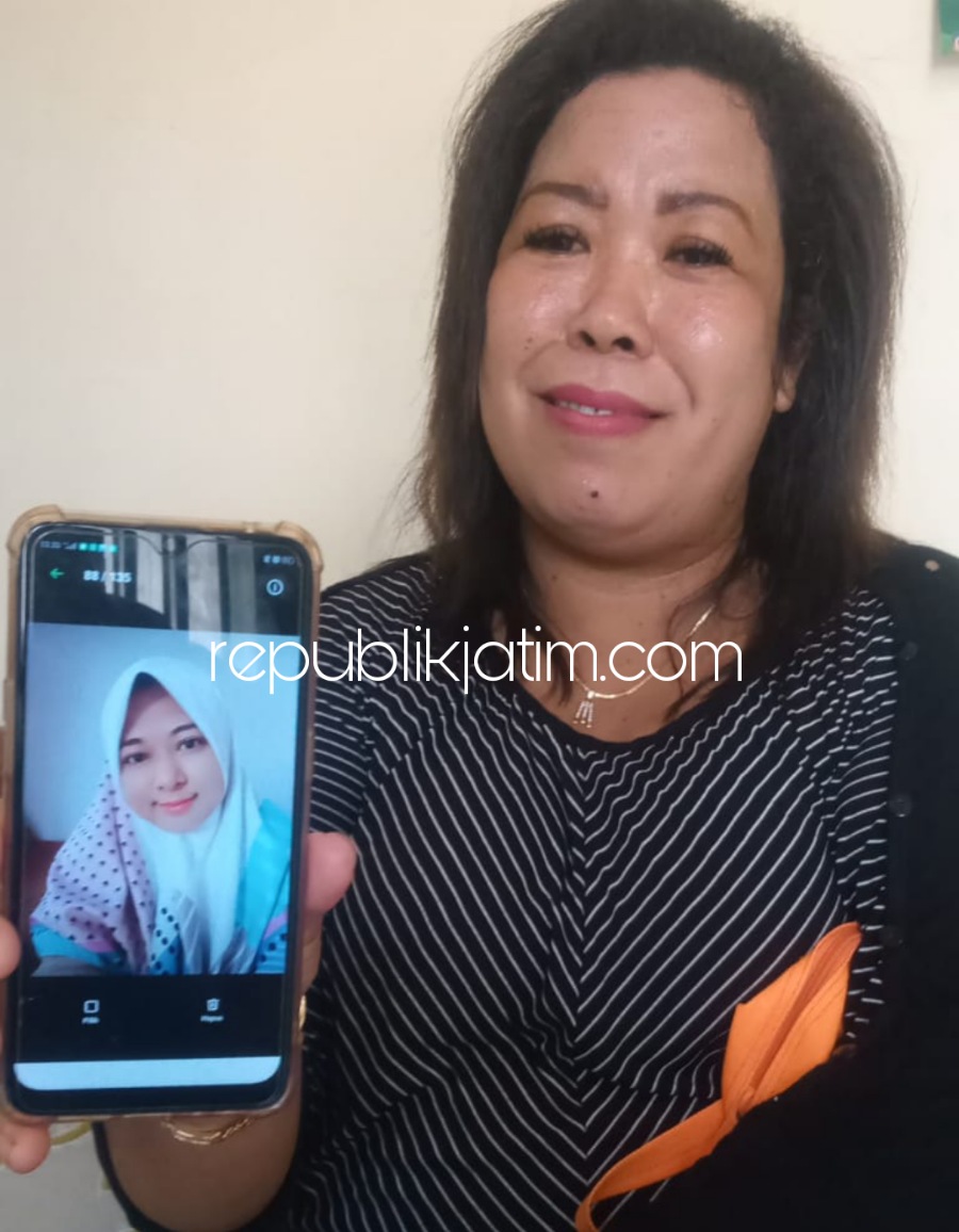 ALMARHUM - Ny Solikhah (63) ibu kandung Hanum Khusmanulia bersama Ely Yulita, Abdul Ghofur Ketua RT 05, dan Staf Kelurahan Porong, Samsul menunjukan foto korban semasa hidup di rumah duka, Rabu (08/12/2021).