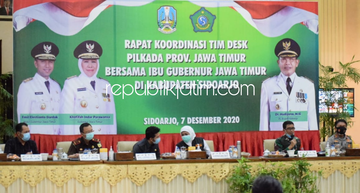 RAKOR - Gubernur dan Wakil Gubernur Jatim, Khofifah Indar Parawansa dan Emil E Dardak memimpin rapat koordinasi Pilkada Serentak Tahun 2020 di Pendopo Delta Wibawa, Senin (07/12/2020) malam.