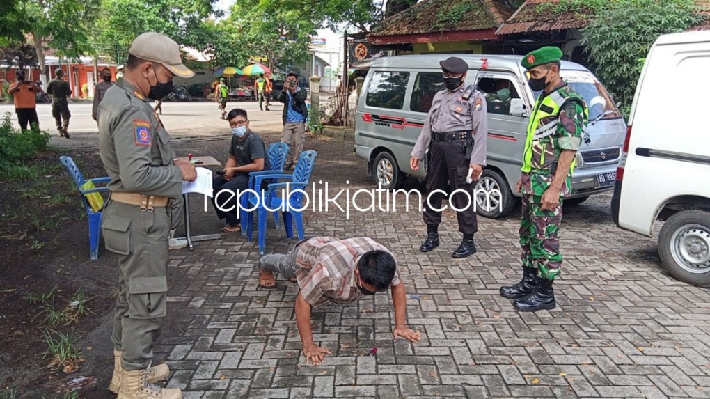 PELANGGAR - Petugas gabungan masih mendapati puluhan pelanggar protokol kesehatan di pintu masuk Kota Ponorogo jalur Jateng, Rabu (08/12/2021).