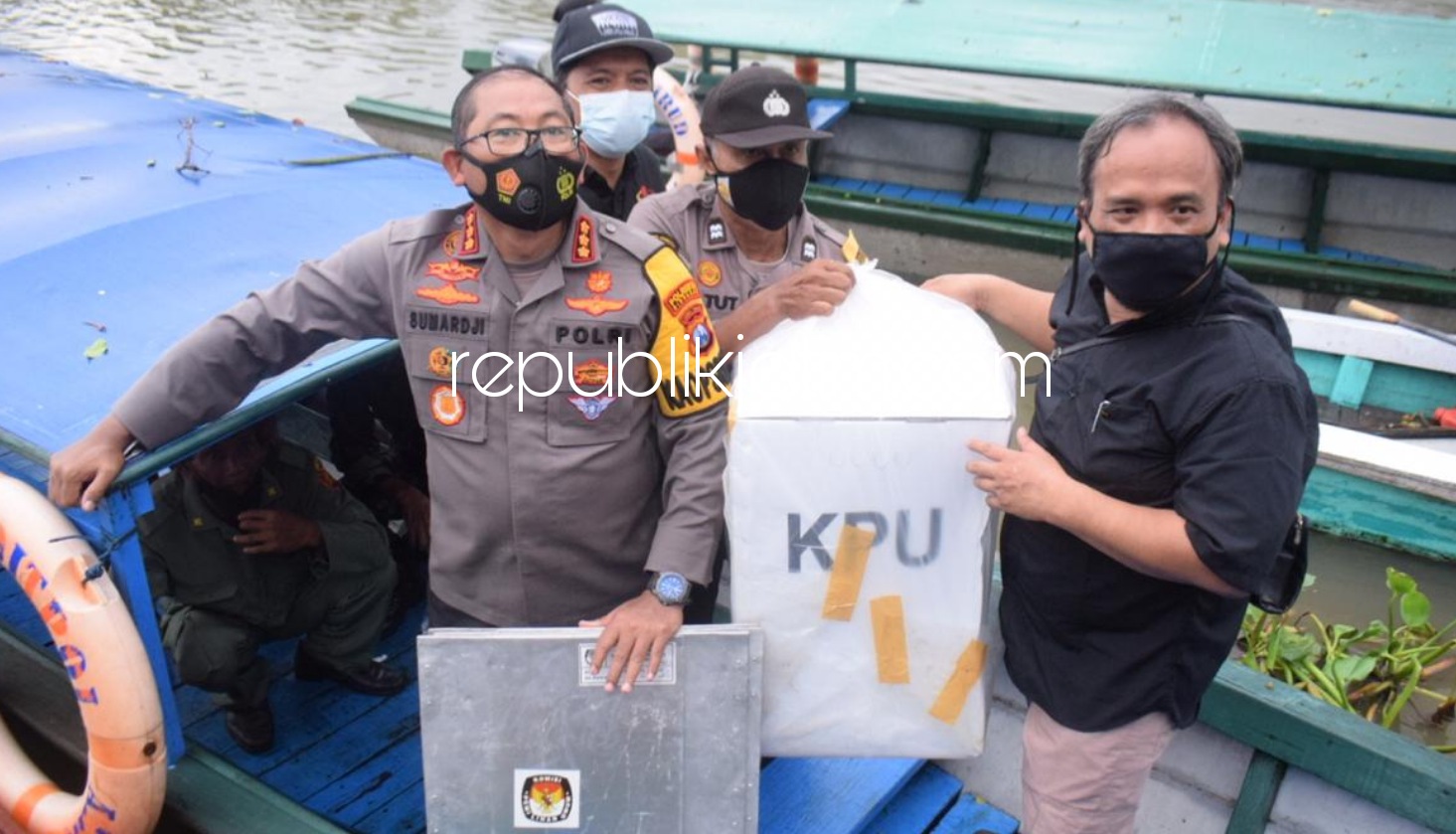 CEK - Kapolresta Sidoarjo, Kombes Pol Sumardji bersama KPU dan Bawaslu Sidoarjo mengecek logistik ke daerah terpencil di Sidoarjo dengan naik trail dan perahu, Selasa (08/12/2020).