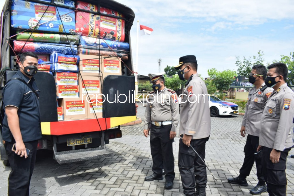 KIRIM - Kapolresta Sidoarjo Kombes Pol Kusumo Wahyu Bintoro memberangkatkan bantuan sosial yang dikirimkan untuk korban Erupsi Gunung Semeru di Lumajang, Rabu (08/12/2021).