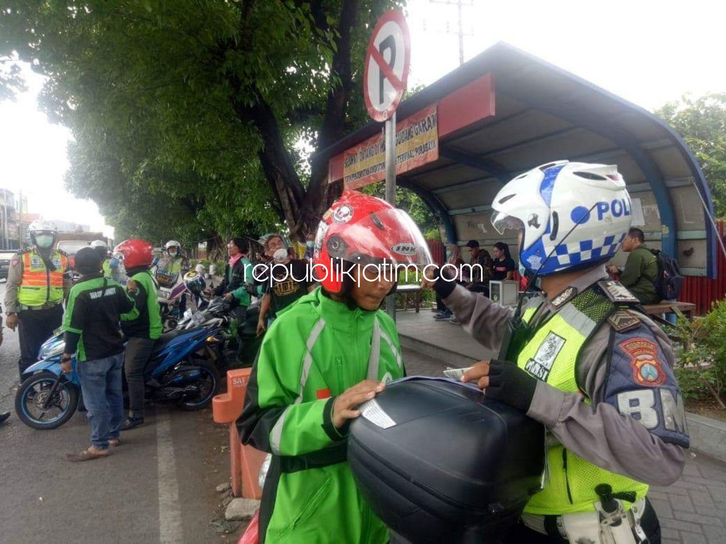 TILANG - Puluhan Ojek Online (Ojol) yang biasa mangkal di depan PT Gudanga Garam, Bungurasih, Kecamatan Waru, Sidoarjo ditilang petugas Unit Turjawali, Satuan Lantas, Polresta Sidoarjo, Sabtu (07/12/2019).