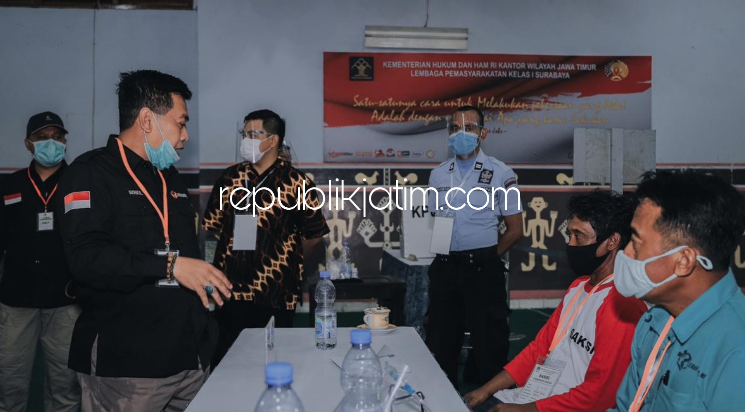 CEK - Komisioner Bawaslu Sidoarjo M Rasul bersama rombongan mengecek TPS di Lapas Surabaya di Desa Kebonagung, Kecamatan Porong, Sidoarjo, Rabu (09/12/2020). 