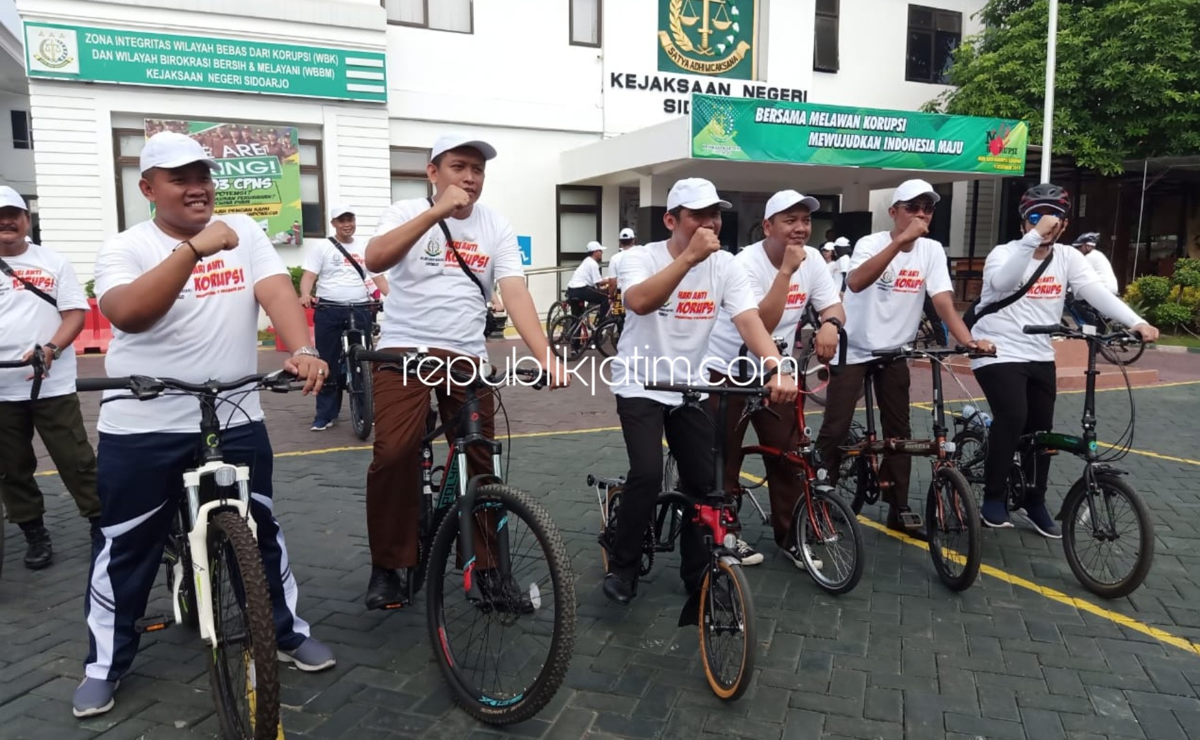GOWES - Kepala Kejari Sidoarjo, Setiawan Budi Cahyono menggunakan sepeda Brompton didampingi para Kasi dan stafnya menuju SMP Negeri 1 dan SMK Negeri 1 Sidoarjo dengan gowes (ngonthel) dalam memperingati Hari Anti Korupsi Sedunia, Senin (09/12/2019).