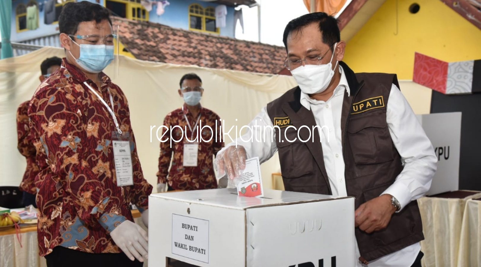 NYOBLOS - Pj Bupati Sidoarjo, Hudiyono bersama istrinya menggunakan hak pilihnya dengan mencoblos di TPS 19, Desa Kali Tengah, Kecamatan Tanggulangin, Sidoarjo, Rabu (09/12/2020) kemarin.