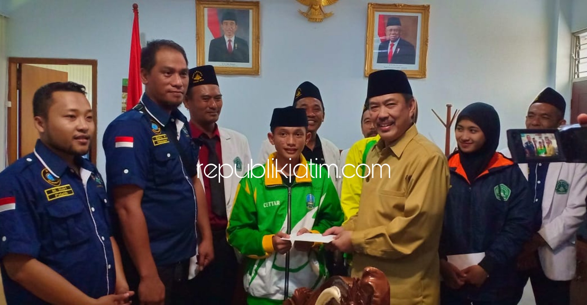 APRESIASI - Wabup Sidoarjo, Nur Ahmad Syaifuddin mengapresiasi 3 atlet Pagar Nusa yang meraih prestasi nasional dan internasional di ruang dinas, Senin (09/12/2019).