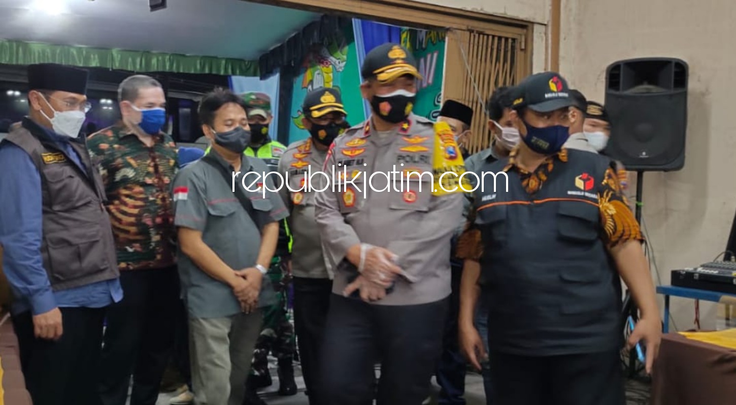 CEK - Ketua KPU Sidoarjo, M Iskak bersama Kapolresta Sidoarjo, Kombes Pol Sumardji dan Forkopimda Sidoarjo mengecek kesiapan sejumlah TPS, Selasa (08/12/2020) malam.