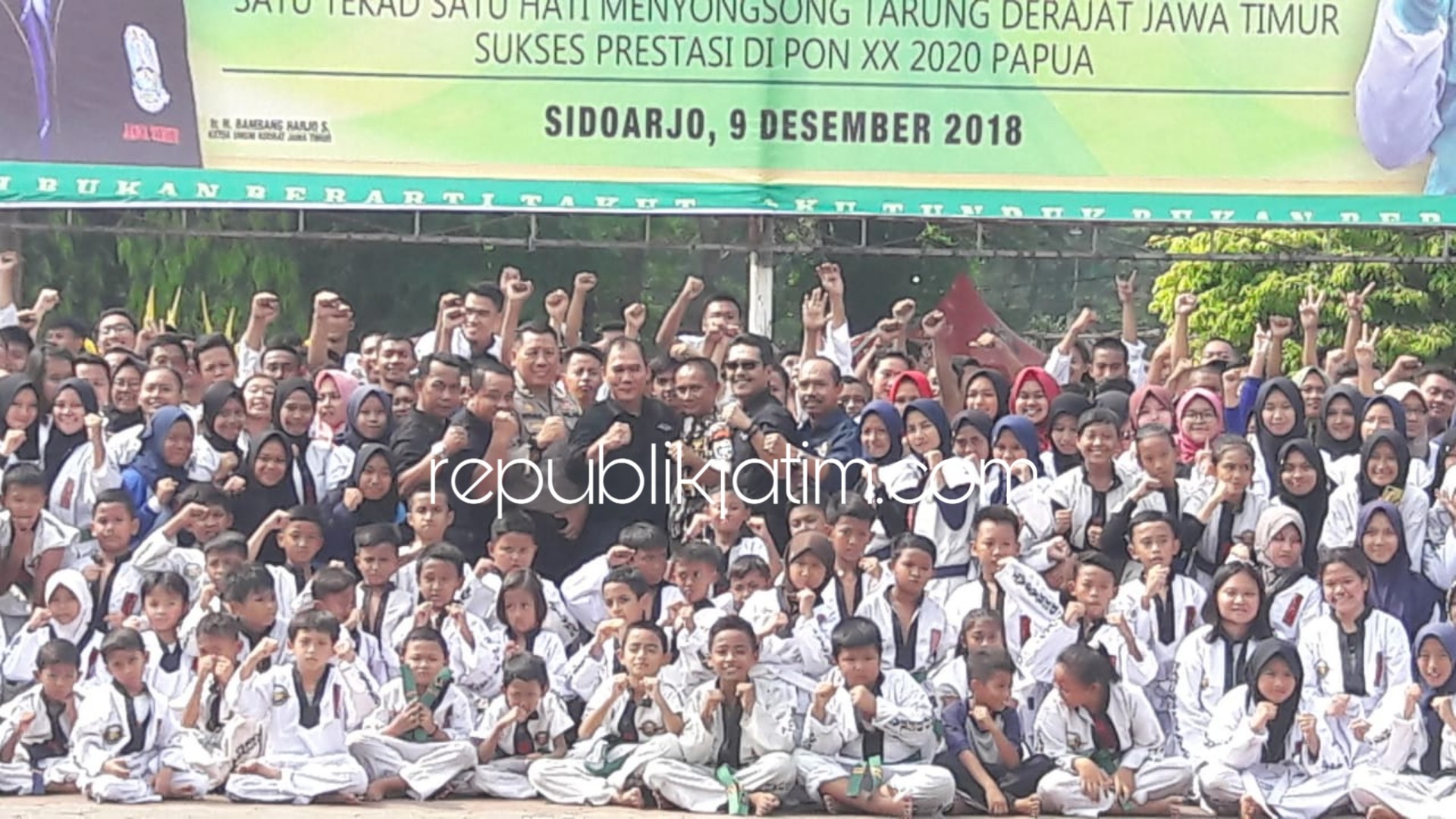 LATIHAN GABUNGAN - Ketua Umum Pengprov Tarung Derajat Jatim, Bambang Haryo Soekartono berfoto bersama 17 Pengcab Tarung Derajat Jatim di alun-alun Sidoarjo usai latihan gabungan, Minggu (09/12/2018).