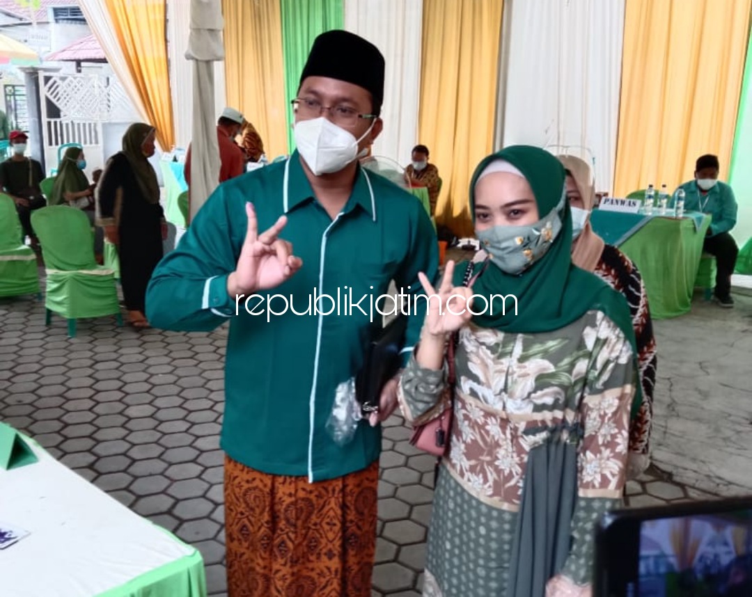 NYOBLOS - Cabup Sidoarjo nomor urut 02, Ahmad Muhdlor Ali (Gus Muhdlor) menggunakan hak pilihnya bersama istri, KH Agoes Ali Masyhuri dan keluarga di TPS 06, Desa Kenongo, Kecamatan Tulangan, Sidoarjo, Rabu (09/12/2020).