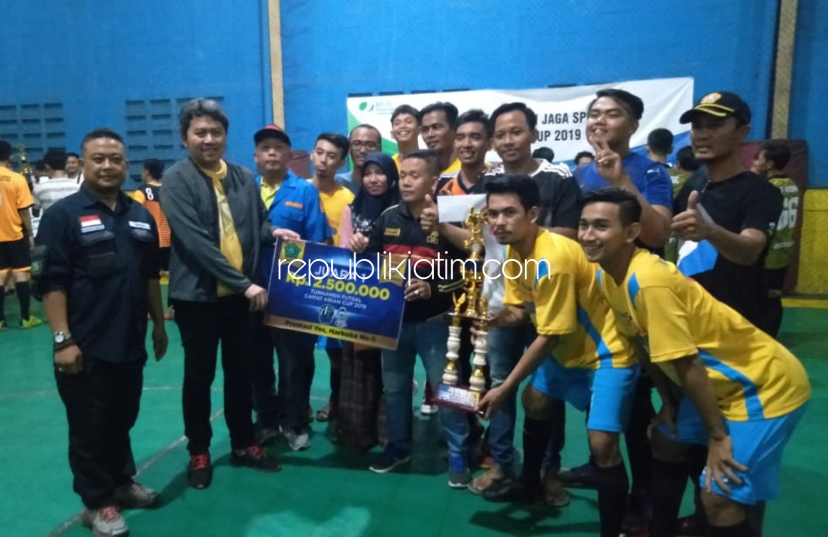 JUARA - Sidomulyo FC menjadi juara I kompetisi Futsal Karang Taruna Krian saat foto bersama Ketua Karang Taruna, Sidoarjo, Imam Safi'i dan anggota DPRD Propinsi Jatim, Achmad Amir Aslichin, Minggu (08/12/2019) malam.