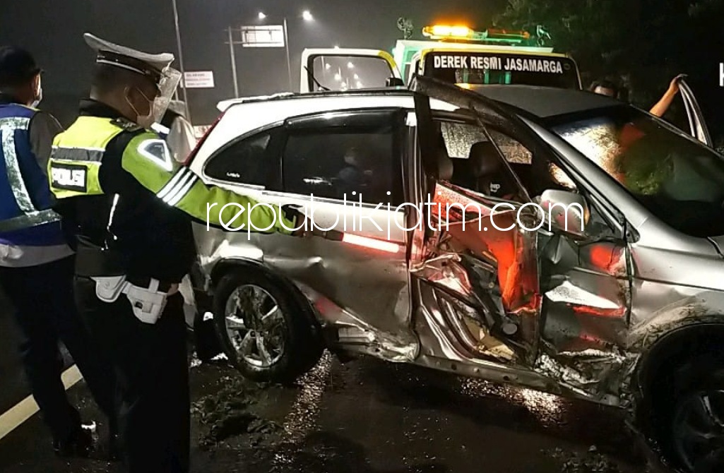 TERGULING - Petugas mengevakuasi mobil Honda CRV bernopol B 1779 KLS yang dikemudikan Dhani Suryanto Aji (21) warga Desa Banjurpasar, Kecamatan Bulus Pesantren, Kebumen di JL Tol Sidoarjo - Surabaya, Desa Kedungturi, Taman, Sidoarjo, Kamis (10/12/2020).