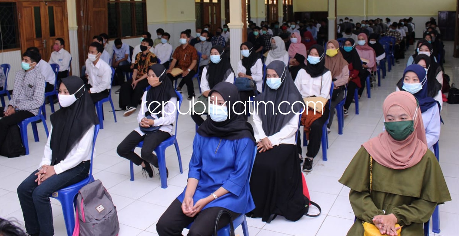 BUKA - Kepala Disnaker Pemkab Sidoarjo, Dr Fenny Apridawati membuka acara Job Matching yang digelar SMK YPM 8 Sidoarjo melibatkan 16 perusahaan dengan jumlah peluang 305 lowongan kerja, Kamis (10/12/2020).