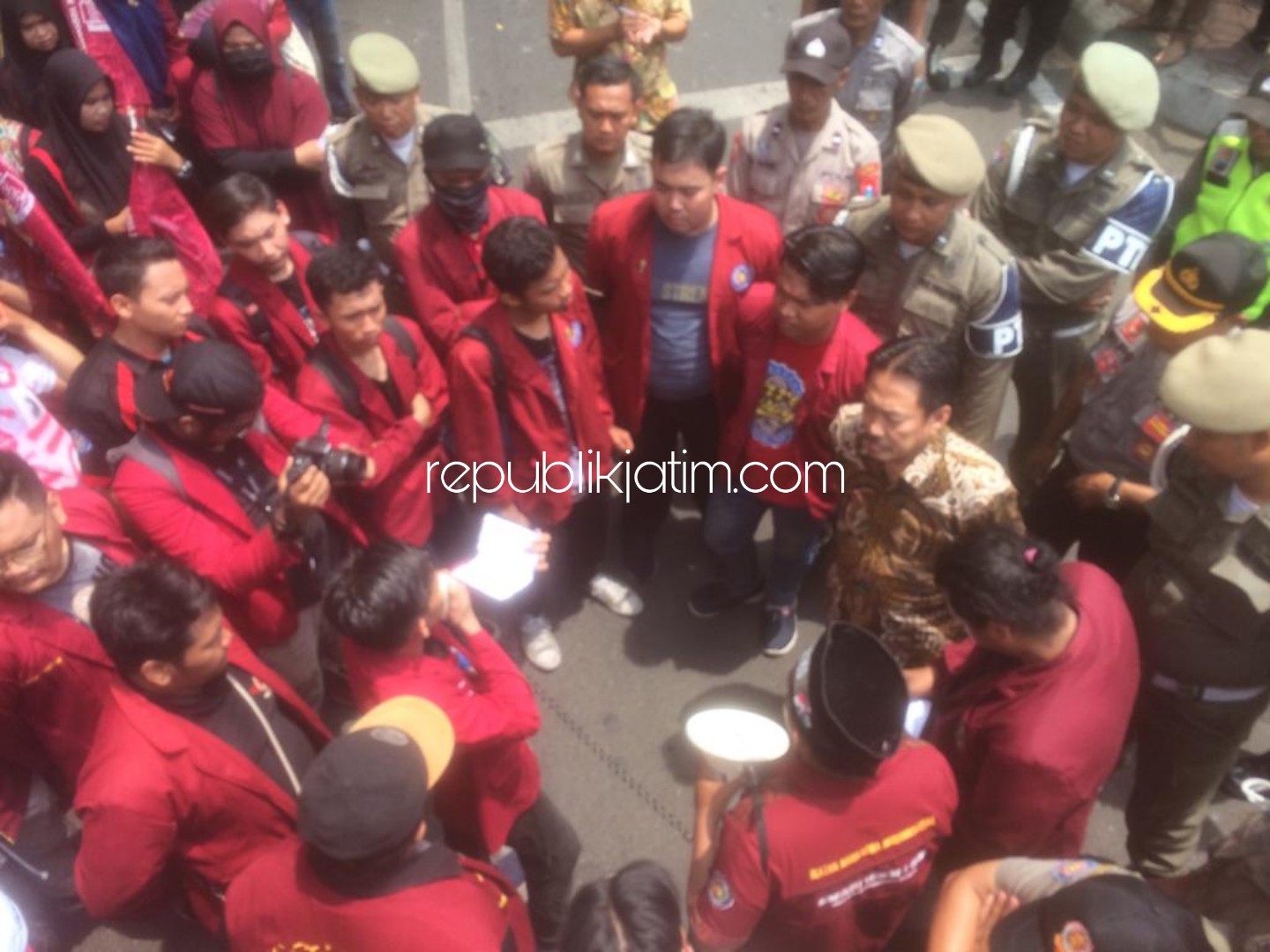 DEMO - Puluhan mahasiswa yang tergabung Ikatan Mahasiswa Muhammadiyah (IMM) Sidoarjo menggelar aksi unjuk rasa ke kantor Pemkab Sidoarjo mendesak Pemkab Sidoarjo evaluasi pengeboran, Selasa (10/12/2019).