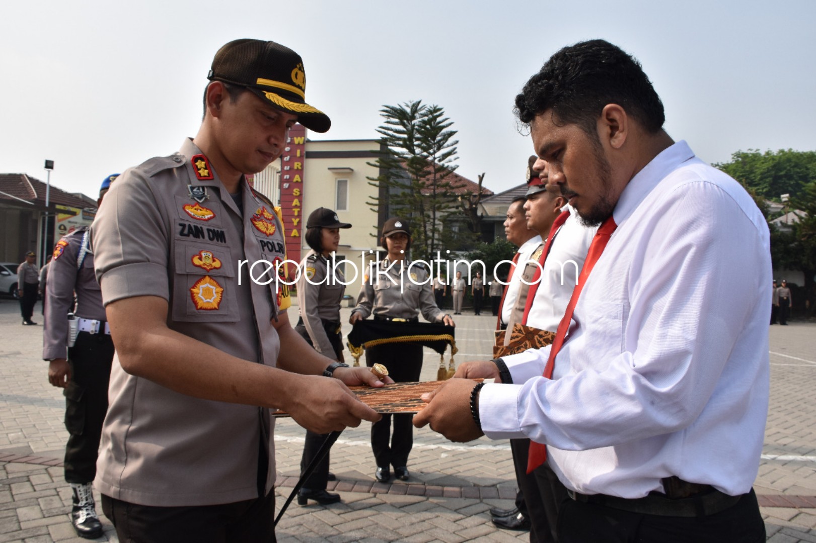 PENGHARGAAN - Kapolresta Sidoarjo, AKBP Zain Dwi Nugroho memberikan penghargaan kepada anggotanya yang berprestasi dalam apel, Senin (10/12/2018).