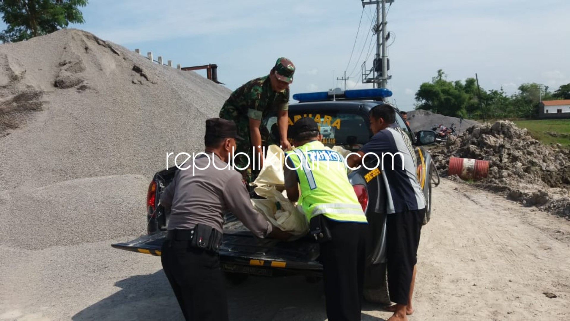 EVAKUASI - Warga dan polisi mengevakuasi jenazah Beni Julianto (20) warga Desa Karangan, Kecamatan Balong, Ponorogo yang tewas di kolam penampungan air pembuatan batu koral, Senin (10/12/2018).